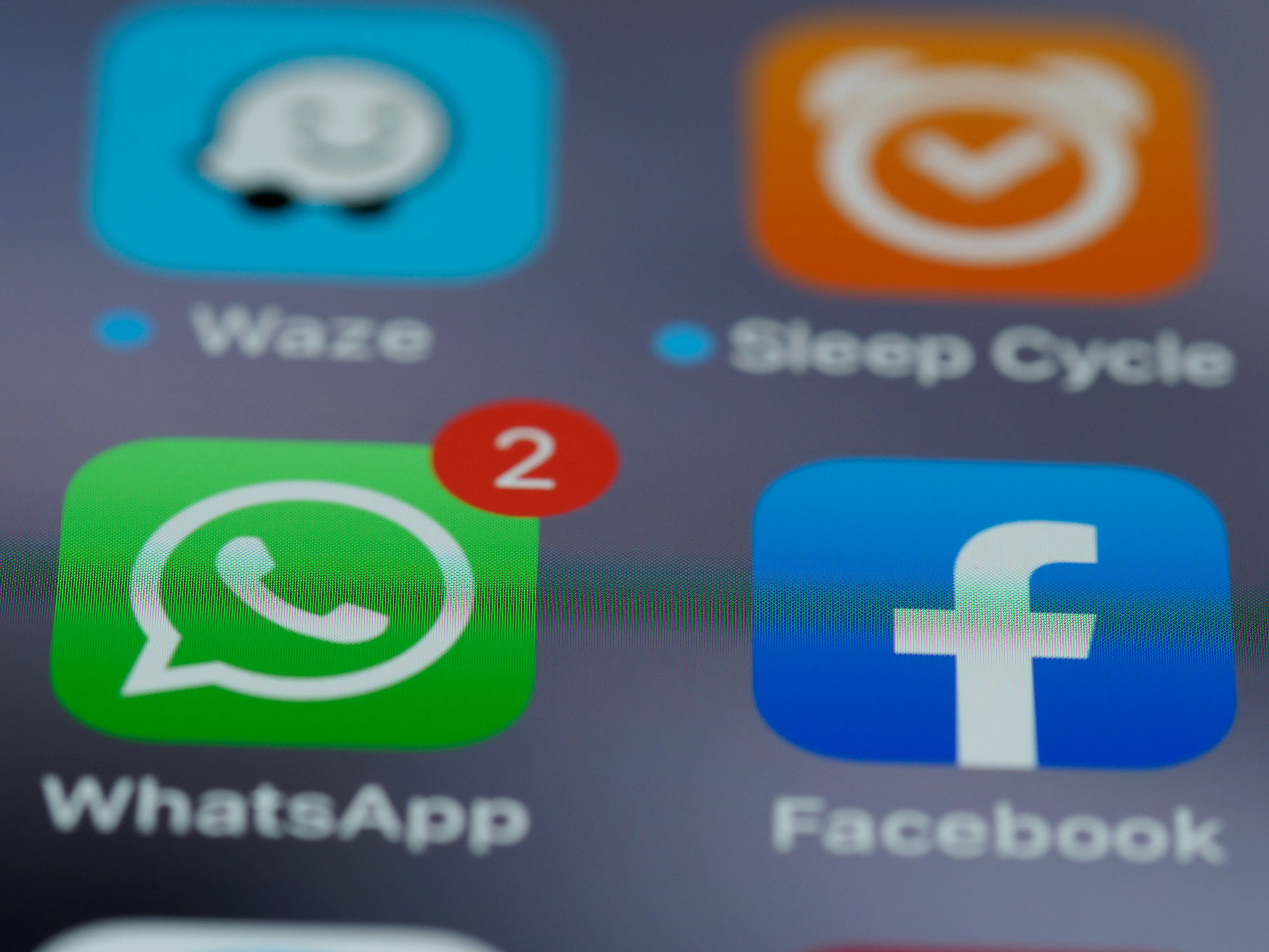 Podvodná SMS „Ahoj mami, mám nové číslo” na displeji telefonu – ilustrace k článku o podvodu přes WhatsApp