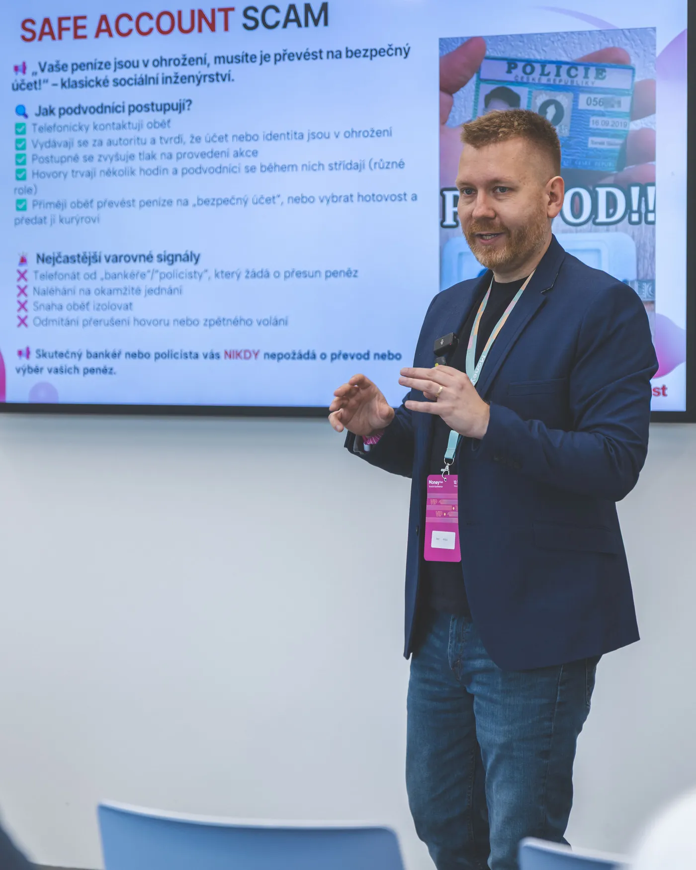 Petr Hrůza při školení, v popředí posluchači