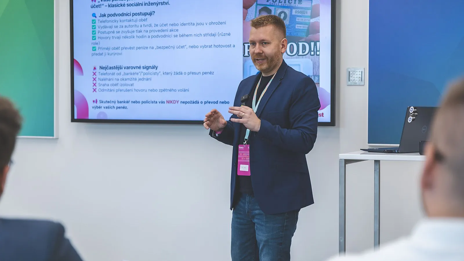 Petr Hrůza školí zaměstnance, na plátně za ním varovné signály podvodného hovoru – ilustrace k článku o NIS2 a povinnostech podle zákona o kybernetické bezpečnosti