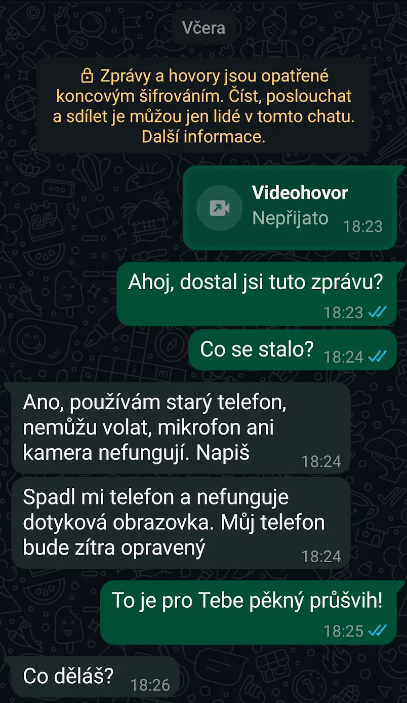Podvodník vysvětluje, že nemůže volat, protože mu nefunguje mikrofon ani kamera; nad tím nepřijatý videohovor